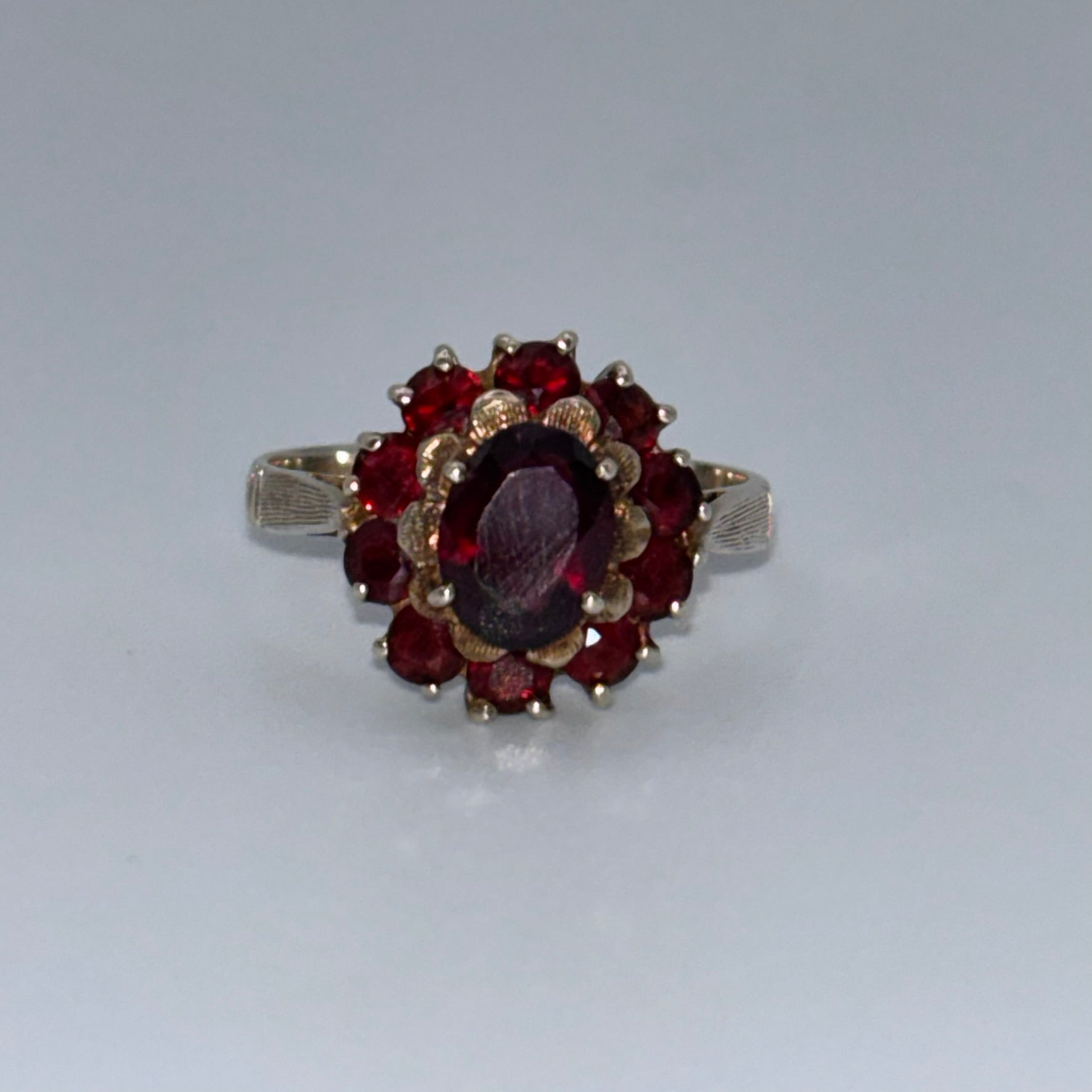 Vintage Damenring 333 Gold mit Granate Blumenform 8Karat Gelbgold Gr 54