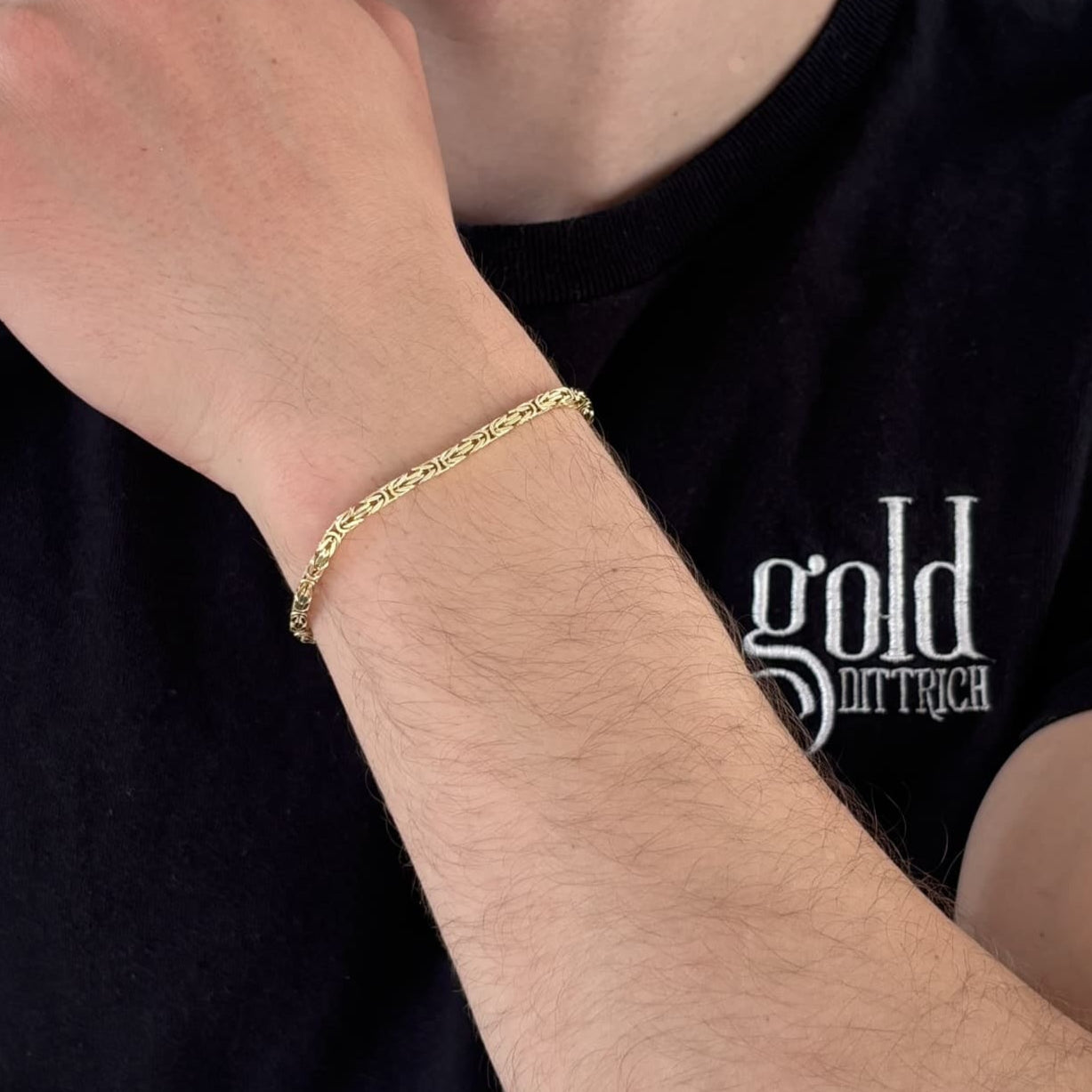Vergoldetes Königsarmband aus 925 Sterling Silber, diamantiert, am Handgelenk eines Mannes getragen – elegantes Herrenarmband in 21 cm Länge, filigran verarbeitet, Gold Dittrich
