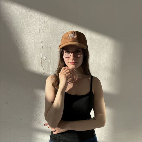 Junge Frau mit Gold Dittrich Cap, feiner Goldkette und Herzanhänger – moderner Schmuck-Look für stilbewusste Frauen mit Persönlichkeit
