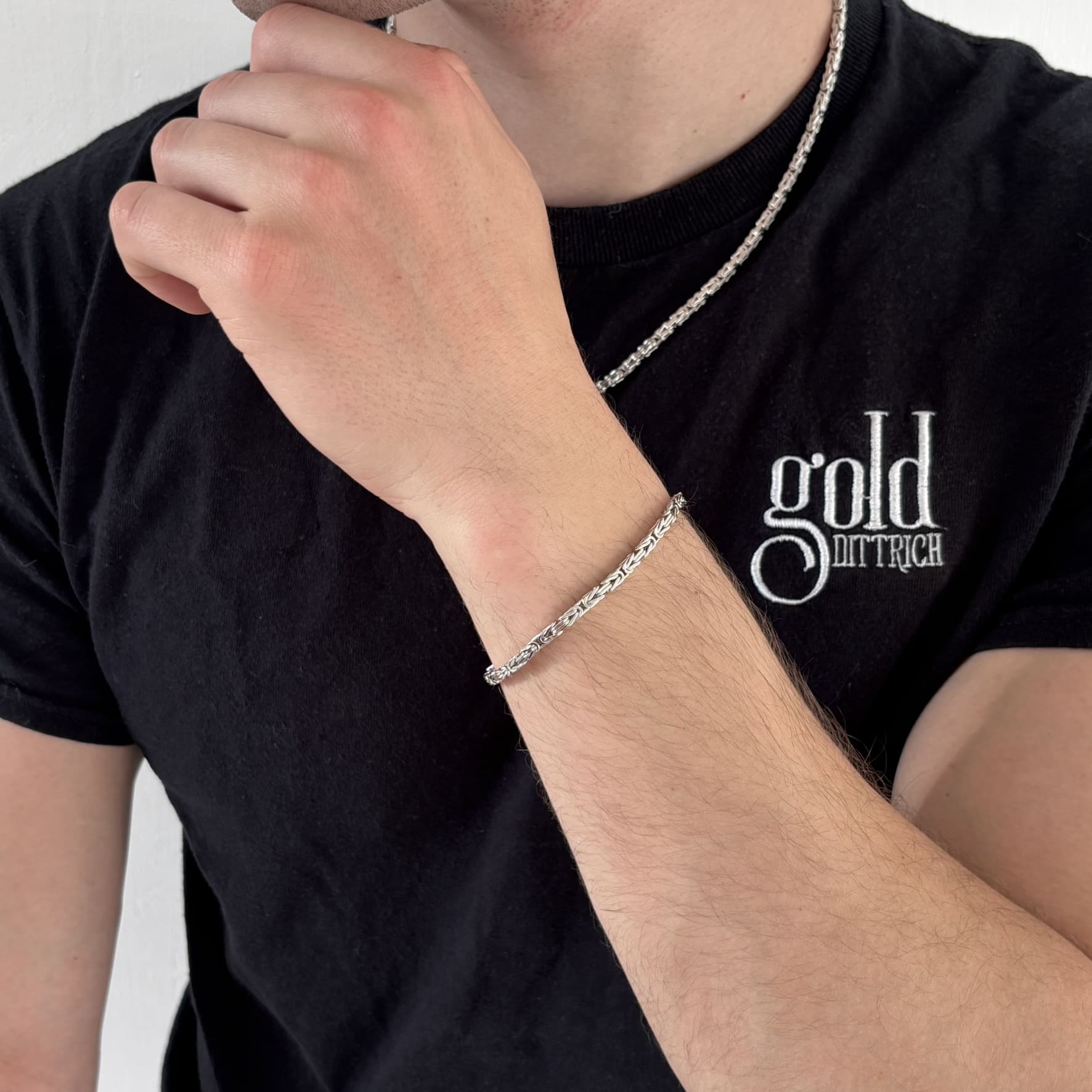 Silbernes Armband und passende Kette im Set getragen von einem Mann mit Gold Dittrich Shirt – stilvoller Herrenschmuck aus 925 Sterling Silber für jeden Tag