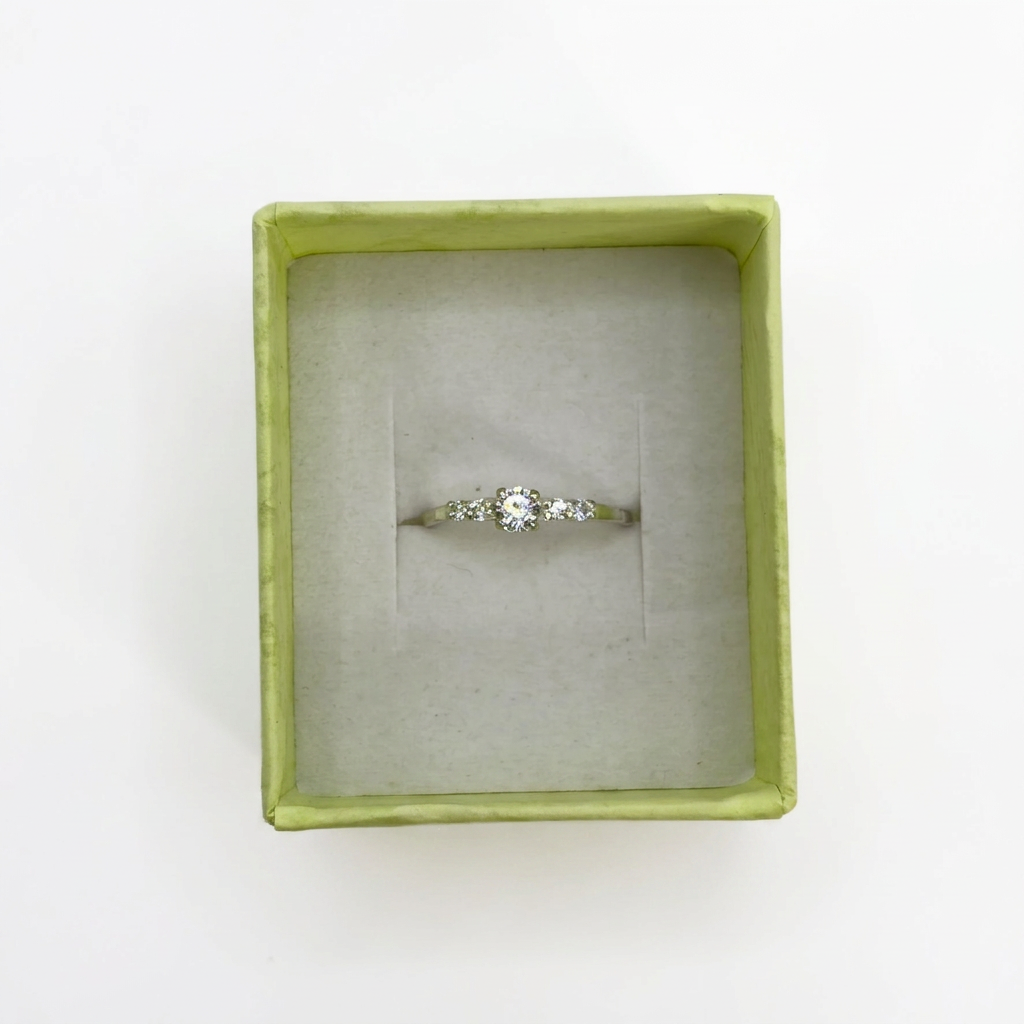 Silberring mit Zirkonia-Solitär in Schmuckbox