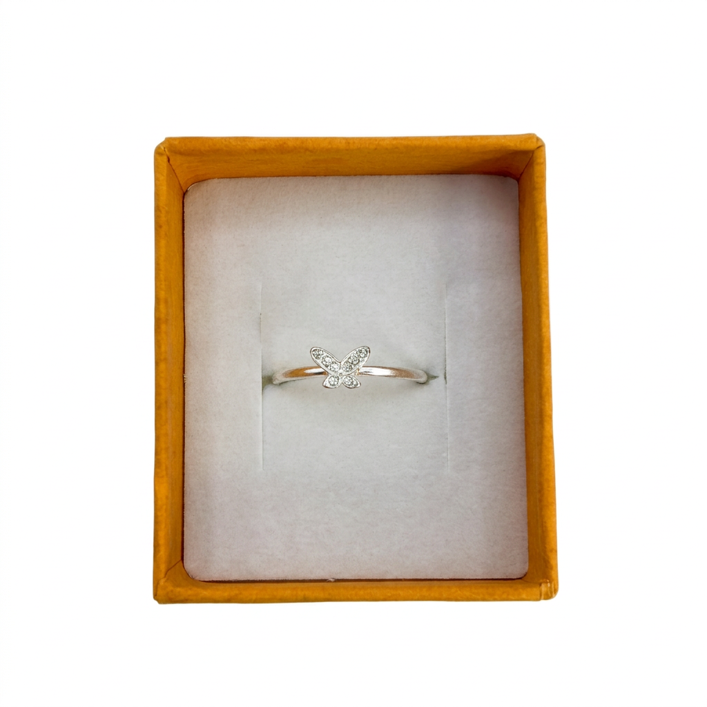 Silberner Ring mit Schmetterling aus Zirkonia, gefasst auf schmalem Band.