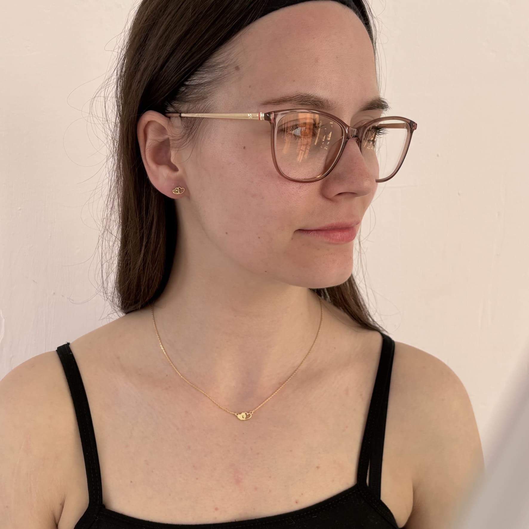 Model mit romantischem Herz-Schmuckset aus vergoldetem 925 Sterling Silber – bestehend aus Collier mit Herzanhänger und passenden Ohrsteckern von Gold Dittrich