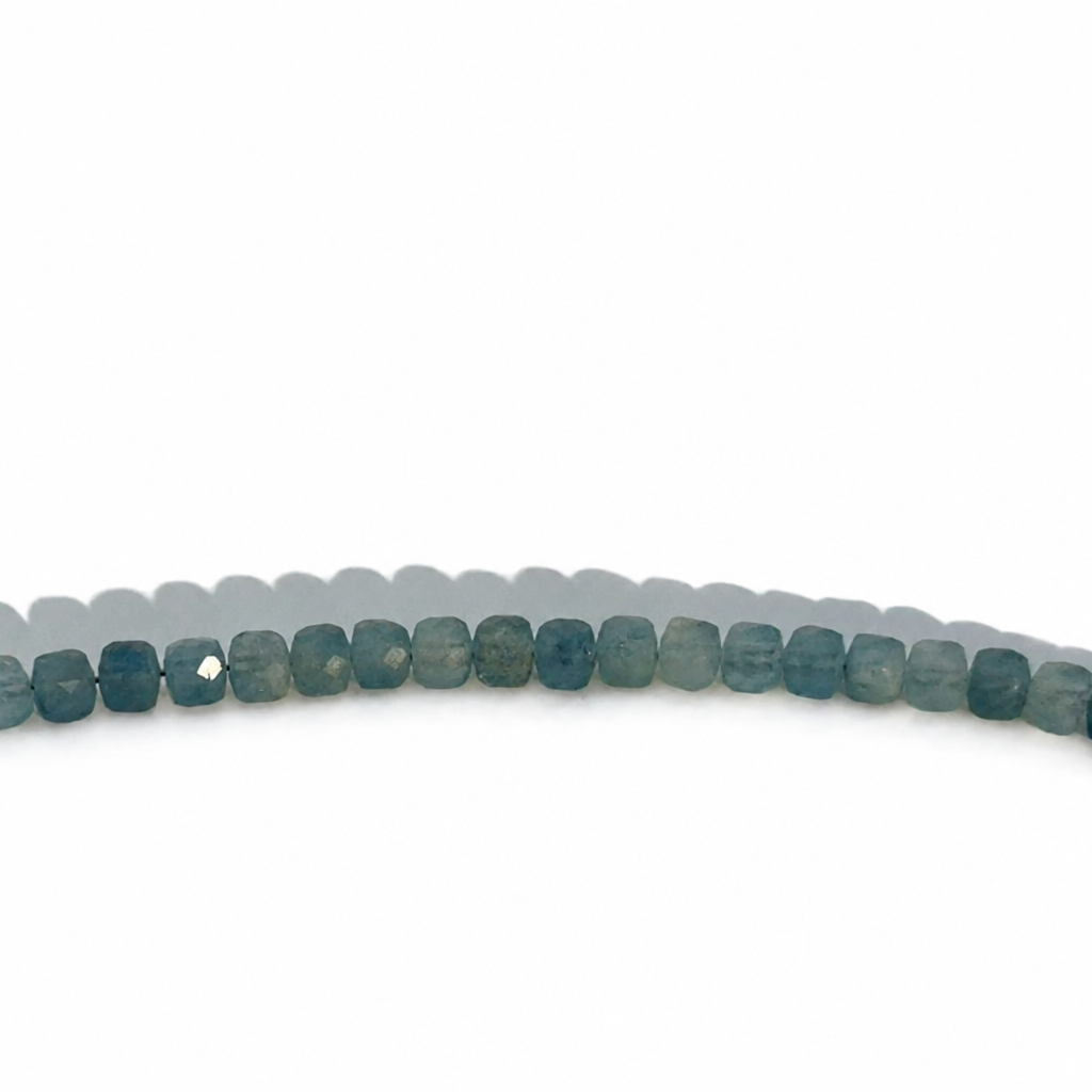 Aquamarin-Armband aus 925 Silber: Reihe facettierter blauer Steinperlen, Nahansicht