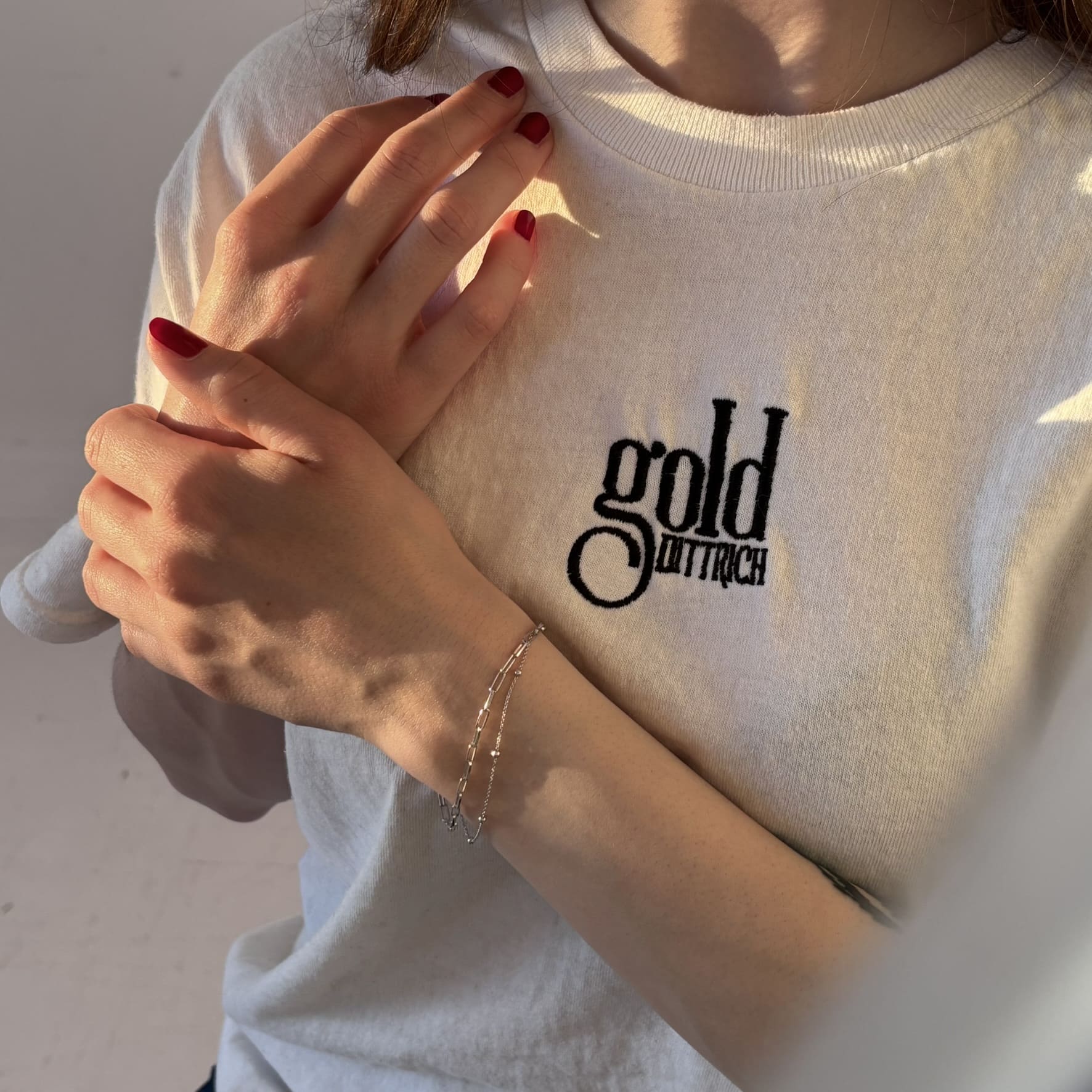 Zweireihiges Damenarmband aus recyceltem 925 Sterling Silber mit Ankerkette und Kugelkette, getragen zu Gold Dittrich Shirt – nachhaltig, filigran und modern.