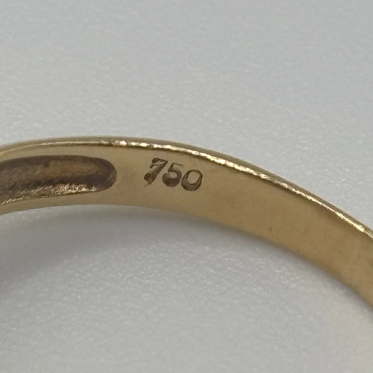 750er Goldstempel auf Ring Innen Seite