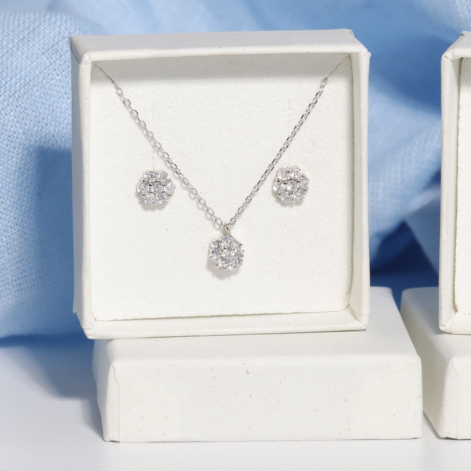 Set Collier & Ohrstecker Blume mit 21 Zirkonia - 925 Silber - Gold Dittrich