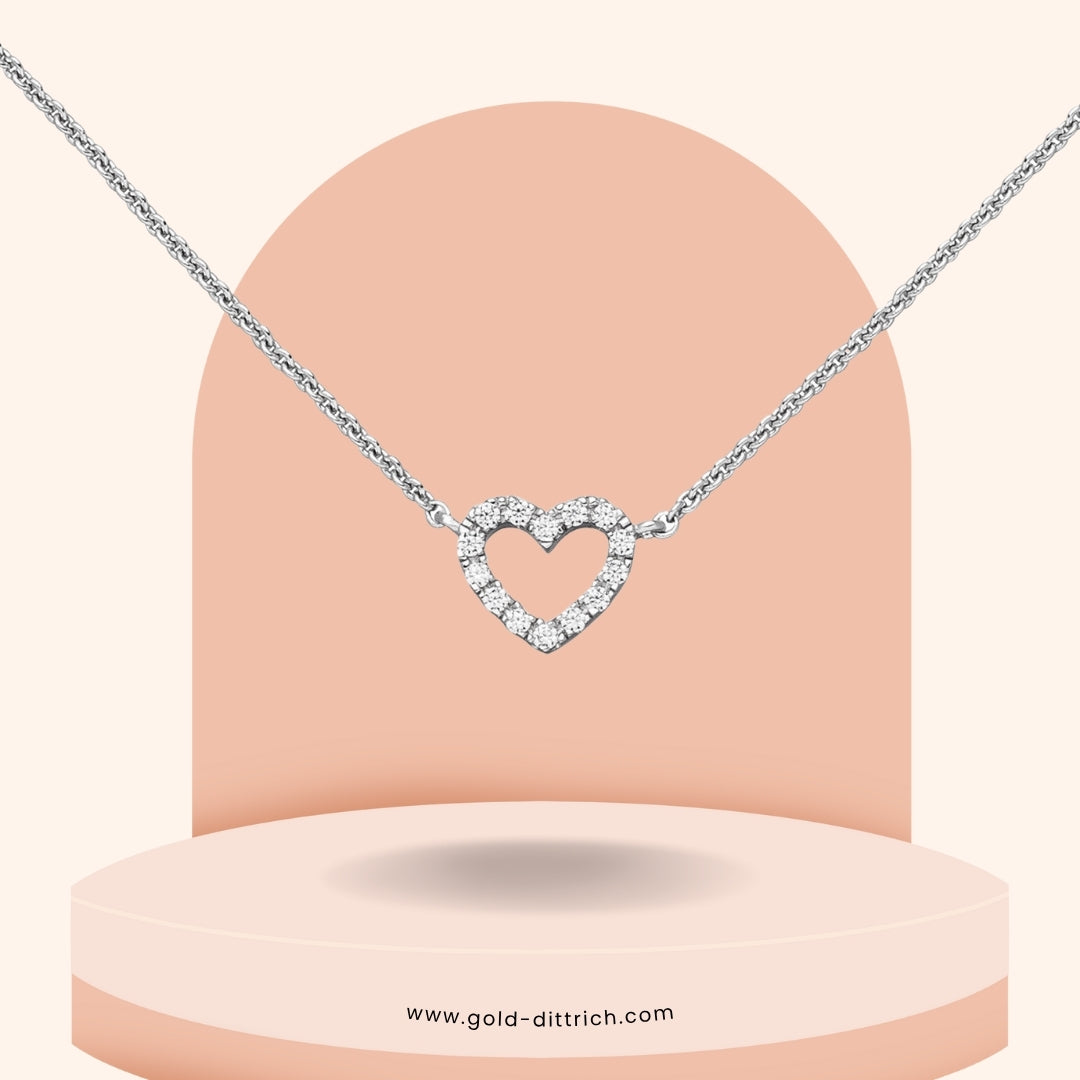 Schlichte Silberkette mit offenem Herzanhänger aus 925 rhodiniertem Silber – besetzt mit Zirkonia, elegante Präsentation in anderer Perspektive