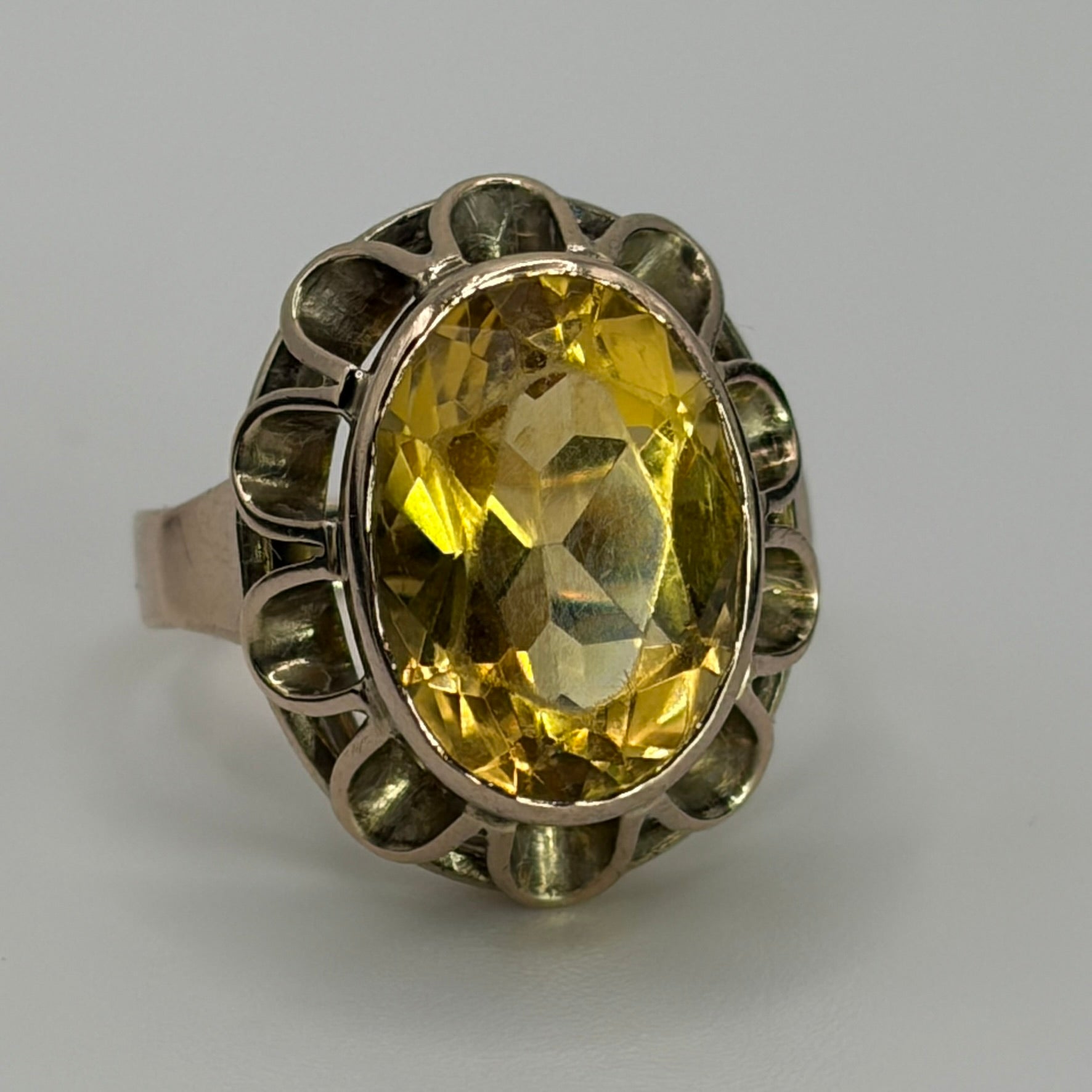 Nahaufnahme: Goldring mit oval geschliffenem Citrin und Zacken-Fassung.