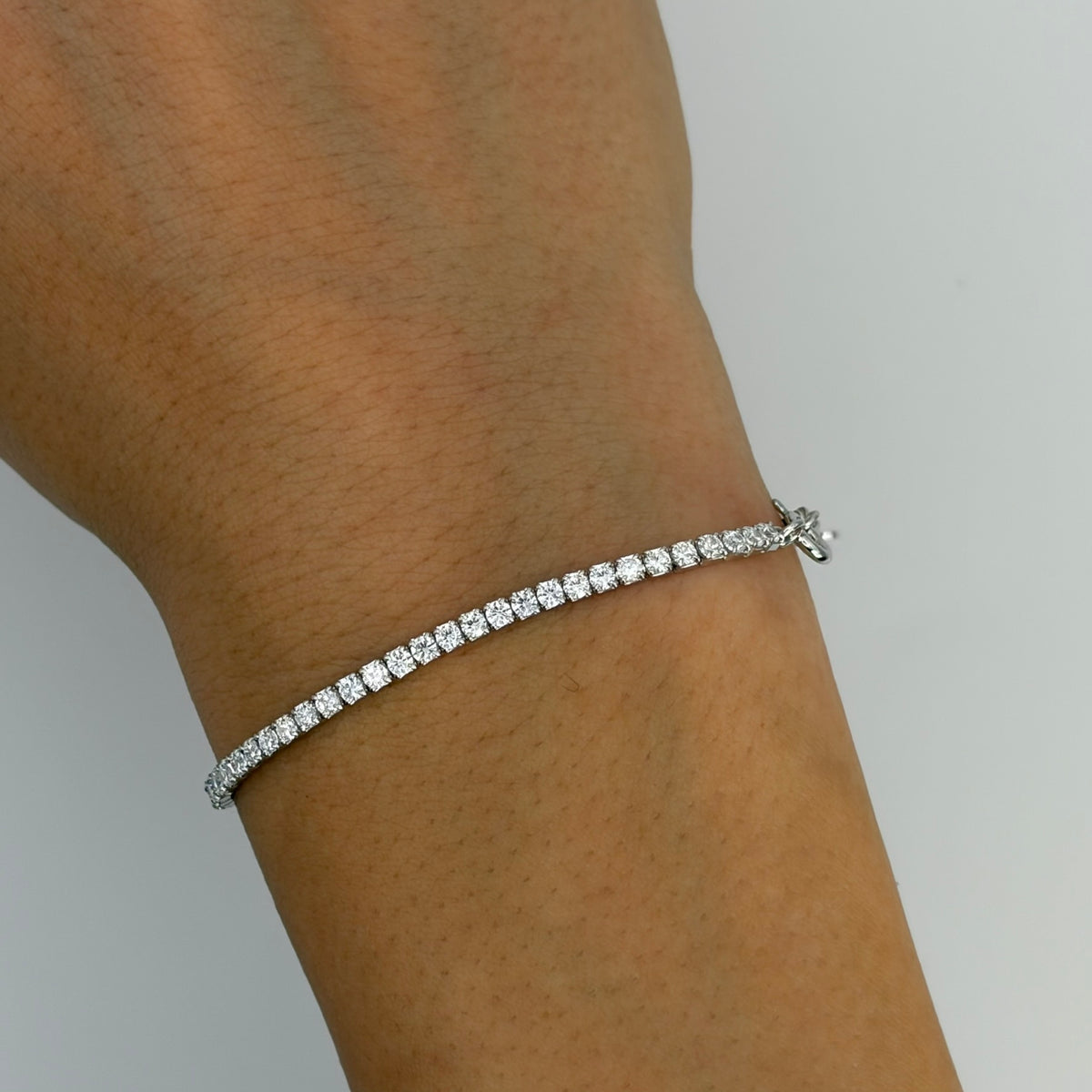 Tennisarmband aus 925 Silber mit Zirkonia-Steinen, feines Armkettchen am Handgelenk