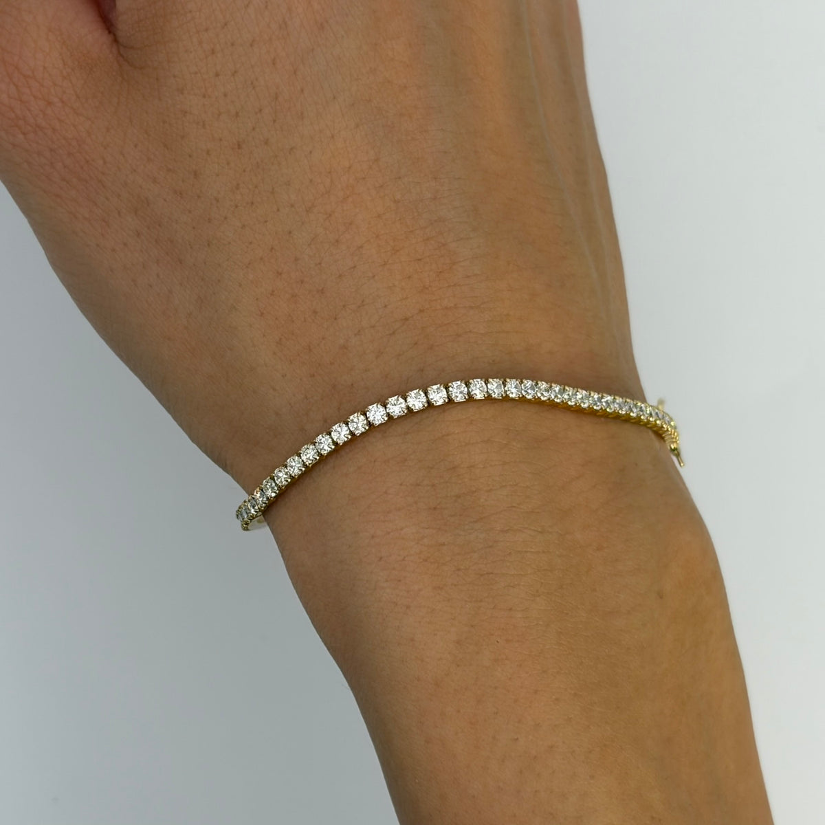 Vergoldetes Tennisarmband mit Zirkonia-Steinen, feines Armband am Handgelenk