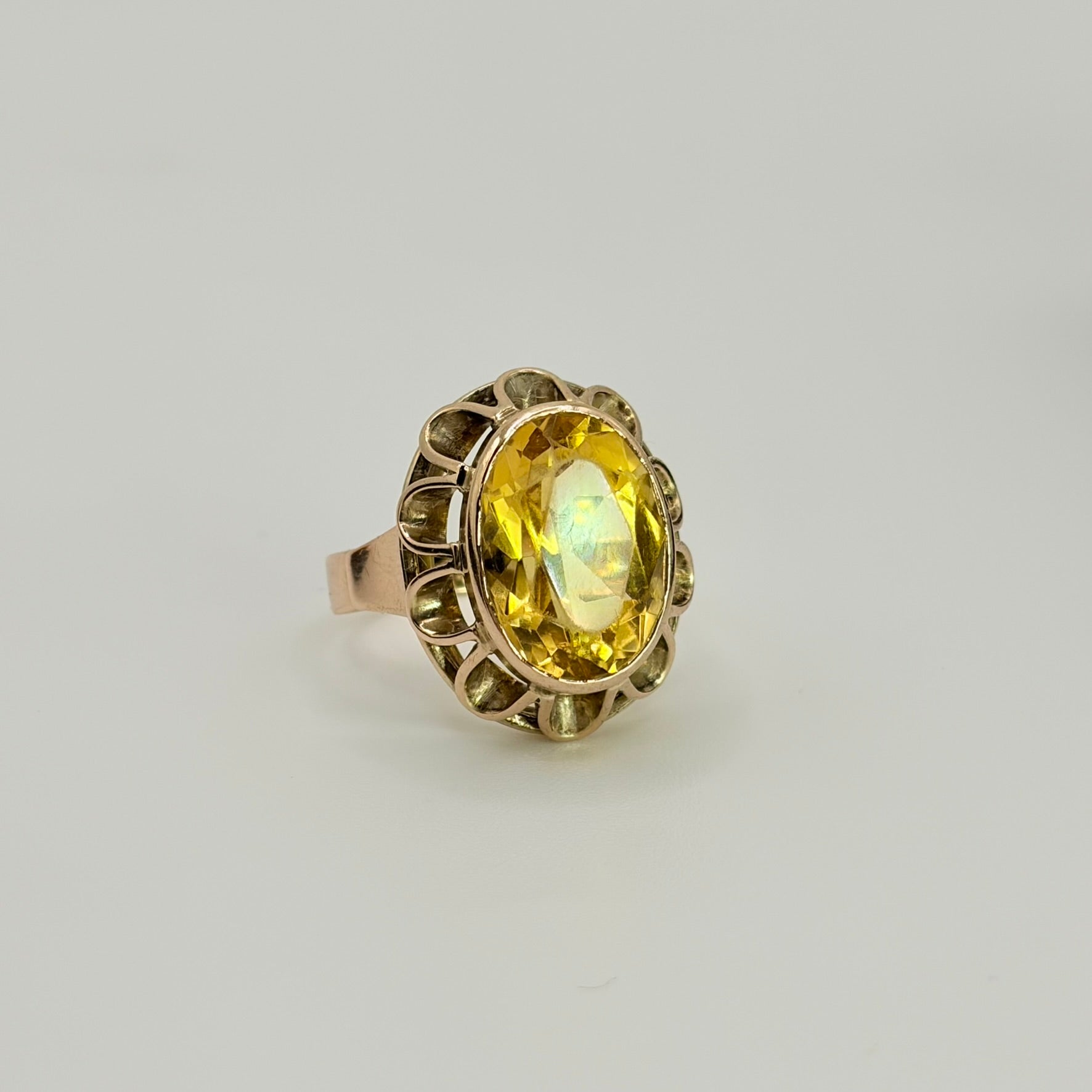 Goldring mit ovalem gelb schimmerndem Citrin und dekorativer, ovaler Fassung.