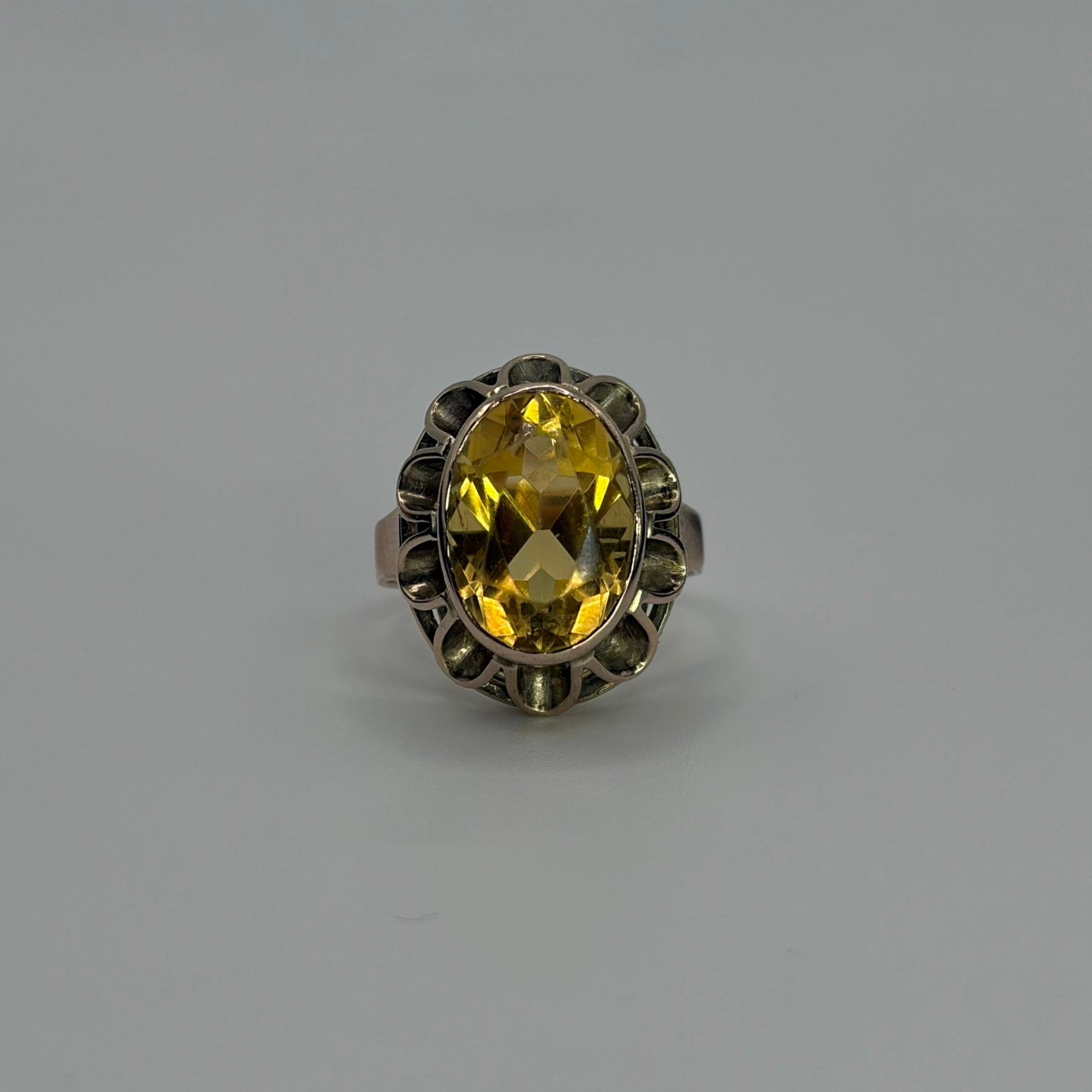 Goldring mit großem ovalem Citrin, rundum eingefasst mit Ornamenten.