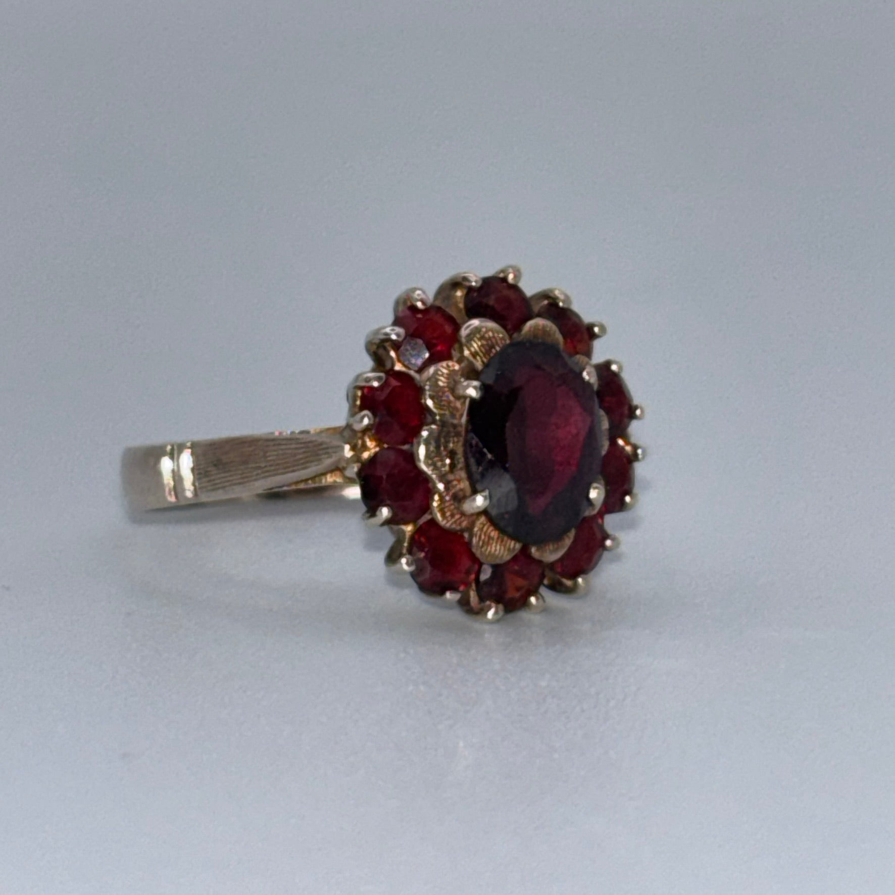 Vintage Damenring 333 Gold mit Granate Blumenform 8Karat Gelbgold Gr 54