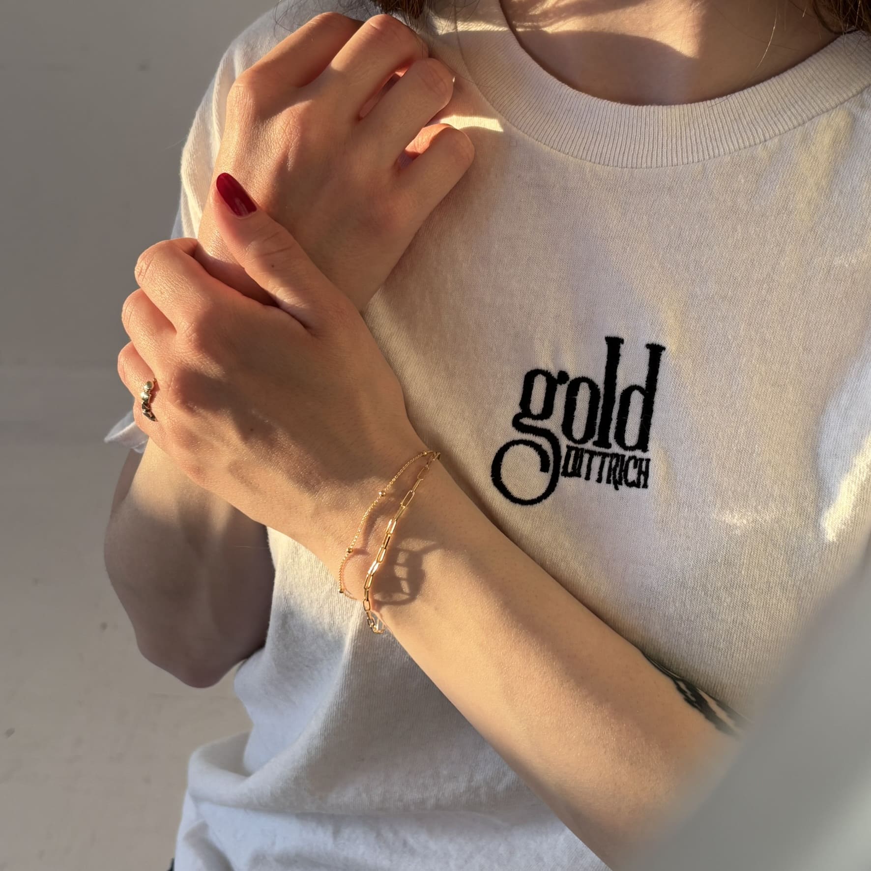 Zweireihiges Damenarmband aus vergoldetem 925 Sterling Silber mit Ankerkette und Kugelkette, getragen am Handgelenk – modernes Design von Gold Dittrich.