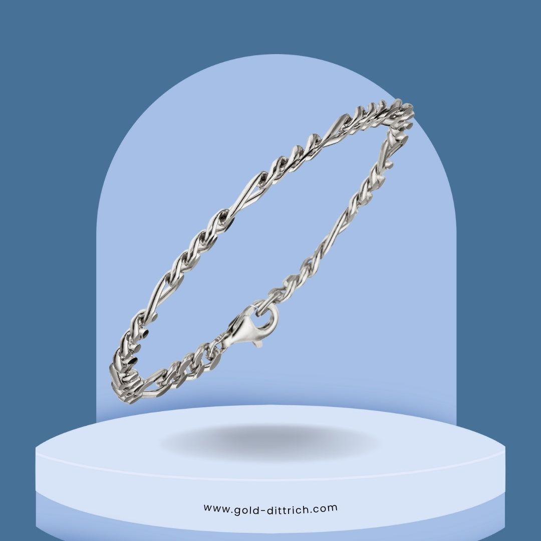 Figaroarmband aus rhodiniertem 925 Silber mit diamantierter Oberfläche in schräger Perspektive – stilvoller Silberarmreif von Gold Dittrich.