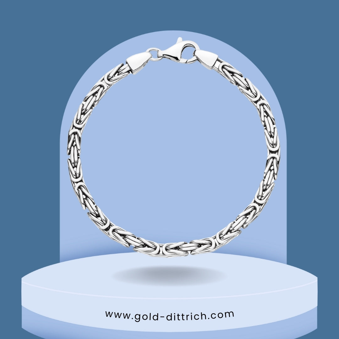 Königsarmband aus massivem 925 Sterling Silber, diamantiert und rhodiniert – edler Herrenschmuck mit Karabinerverschluss von Gold Dittrich auf Präsentationspodest