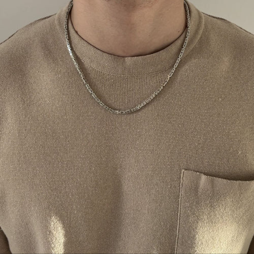 Mann mit beigefarbenem Shirt trägt eine Königskette aus rhodiniertem 925 Sterling Silber mit ca. 55 cm Länge – massiver Herrenschmuck mit stabilem Karabinerverschluss, hochwertig verarbeitet von Gold Dittrich.