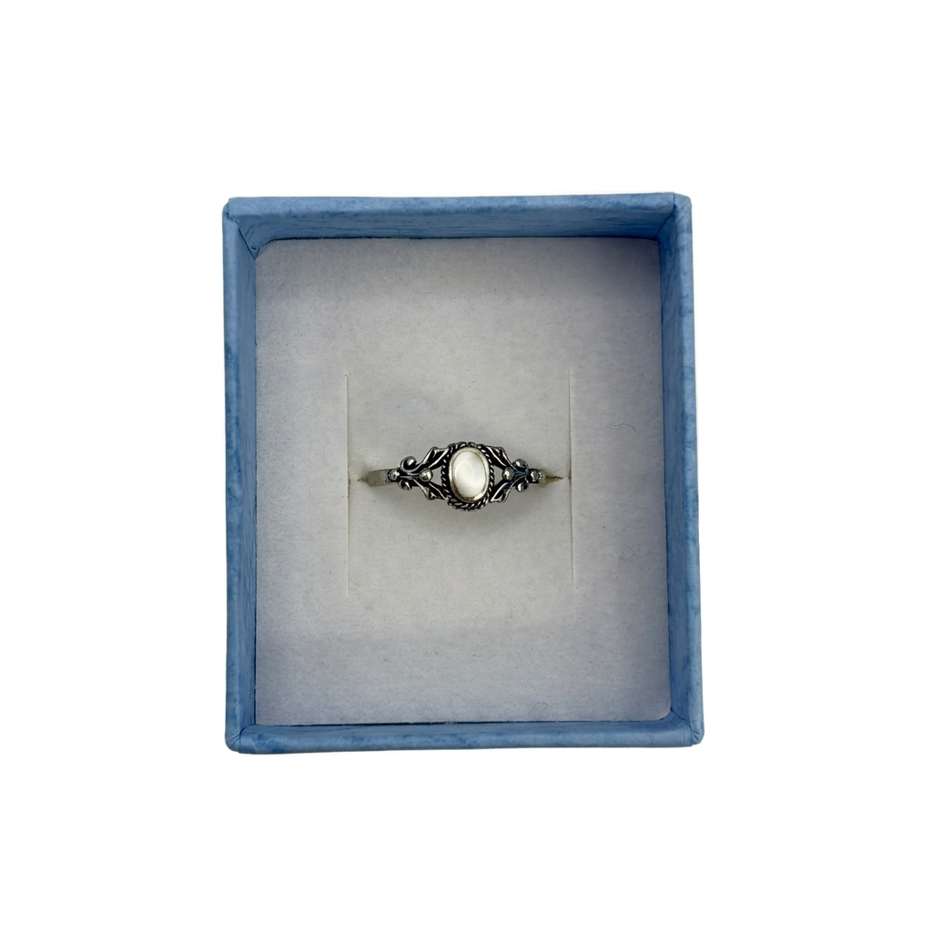 Ovaler Perlmutt-Ring aus 925 Silber, im Schmuckkästchen präsentiert