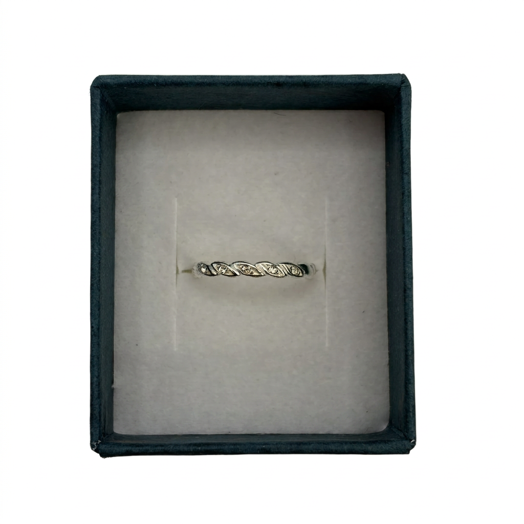 Ring aus 925-Silber mit Zirkonia, gedrehte Fassung im Etui