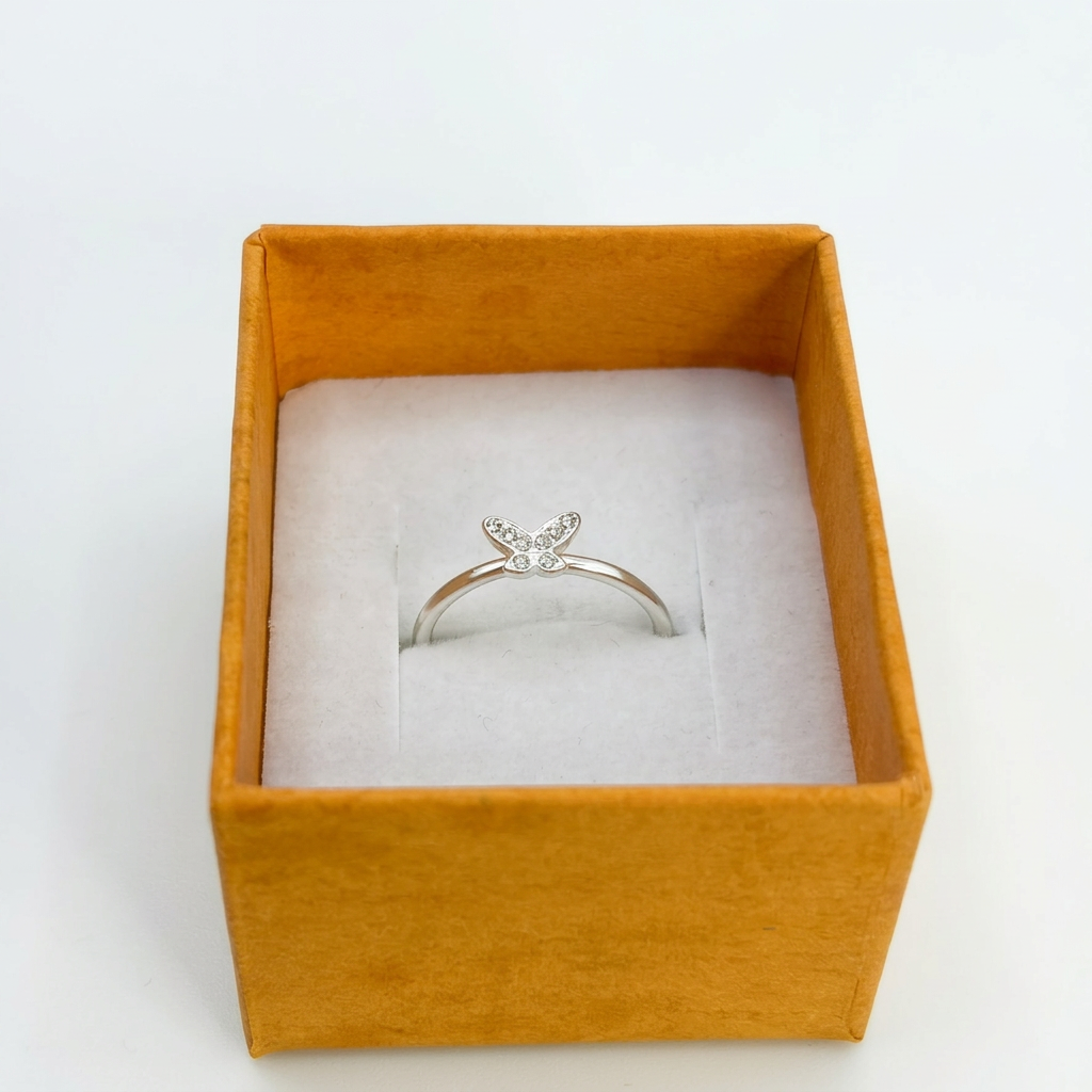 Silberner Ring mit Schmetterling aus Zirkonia auf gebogenem Band, Detailansicht.