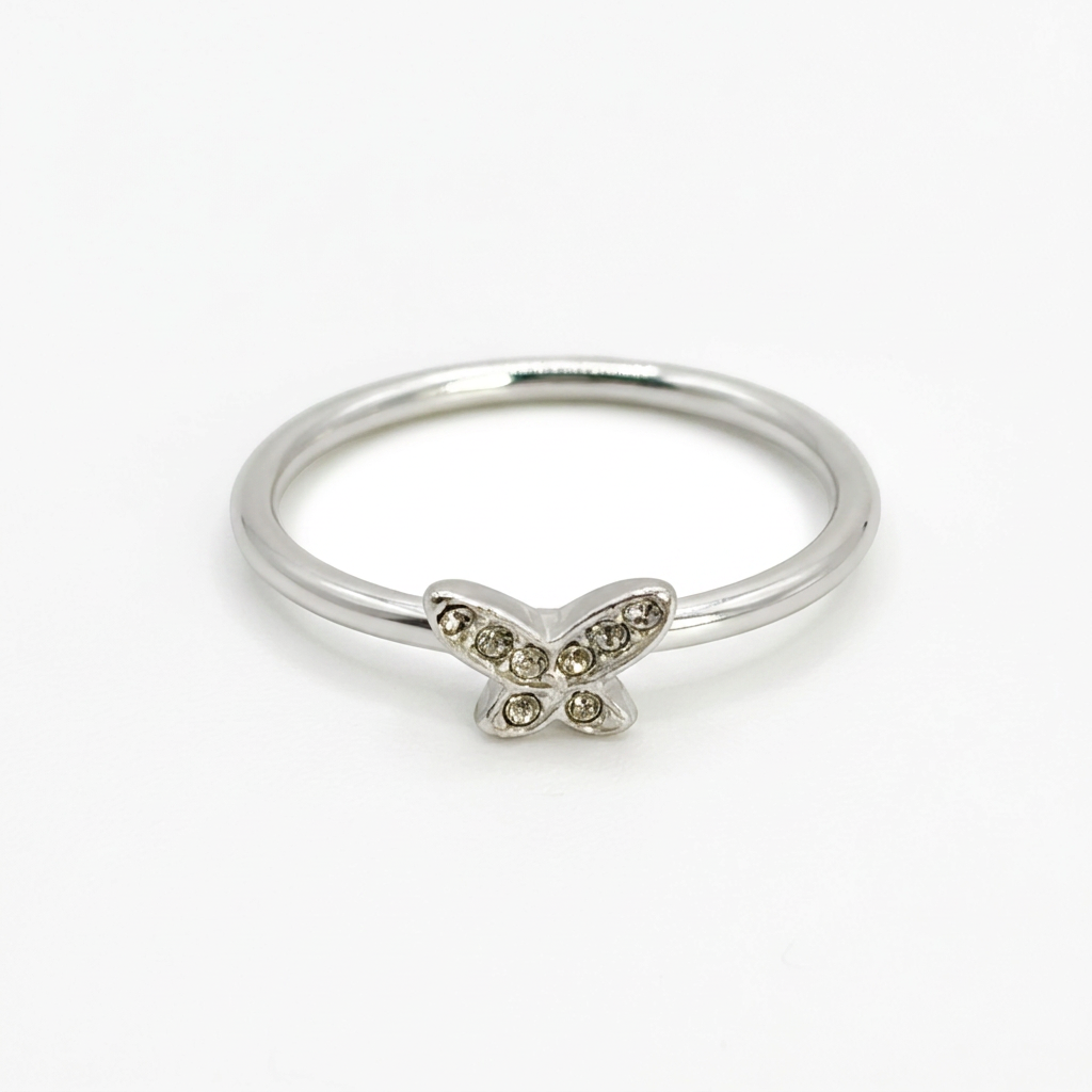 Silberner Ring mit Schmetterling-Motiv aus Zirkonia in der Mitte des Bands.