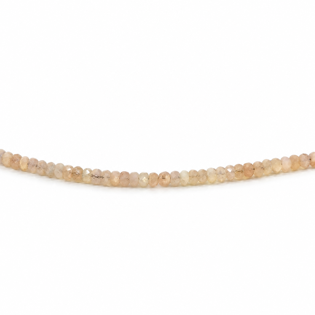 Nahaufnahme: Armband mit Morganit-Facettenperlen und 925-Silbergliederkette