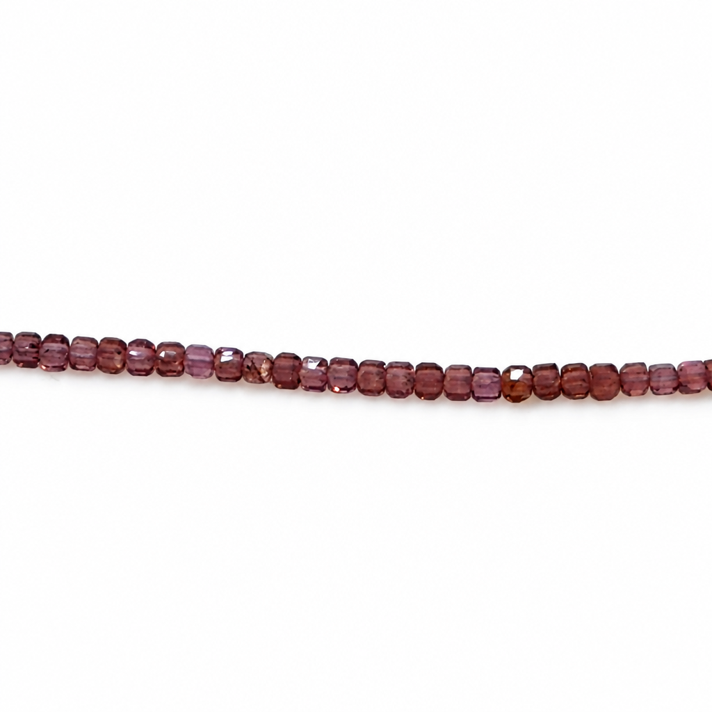 Nahaufnahme Granatperlen mit facettierten Steinen am Armband