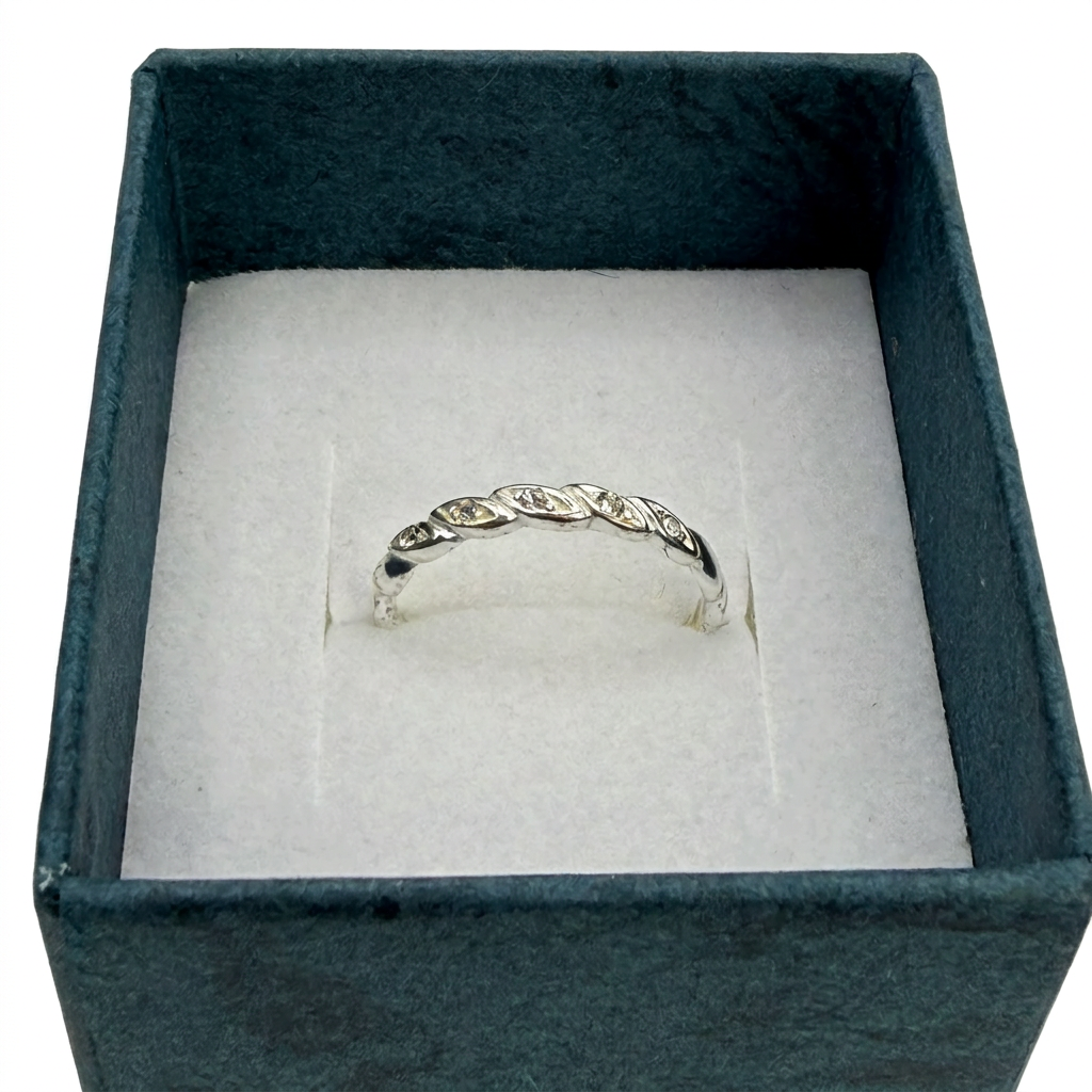 Schmaler Ring aus 925-Silber mit Zirkonia in gedrehter Optik, seitlich